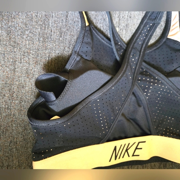 Nike Dri-fit Criss-Cross Sports Bra - Picture 3 of 4